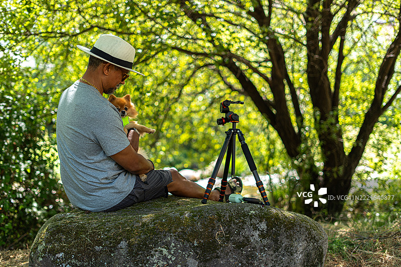 在葡萄牙科维良的卡斯特洛布兰科，乌尼什达塞拉的河滩度过周末。图片素材