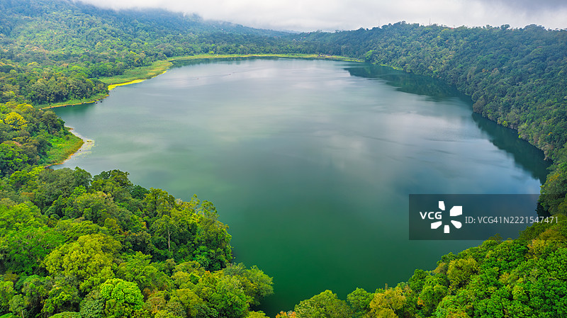 印度尼西亚巴厘岛山区湖泊的鸟瞰景观图片素材
