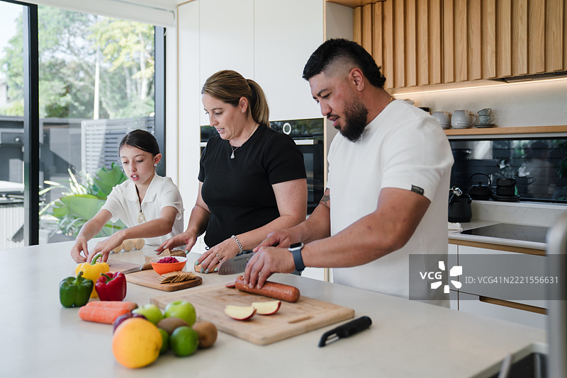 家庭价值观下的家常烹饪。图片素材