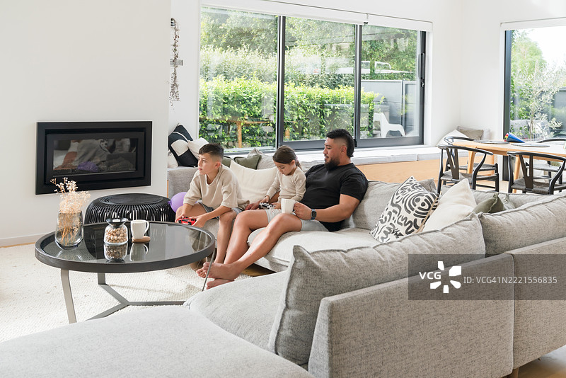 太平洋岛屿家庭聚在一起享受数字娱乐。图片素材