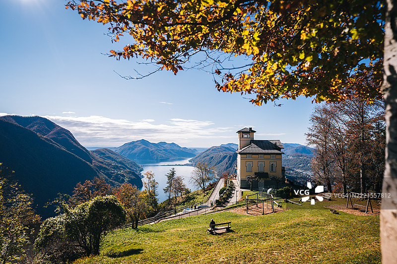 秋季的卢加诺湖上空的视角图片素材