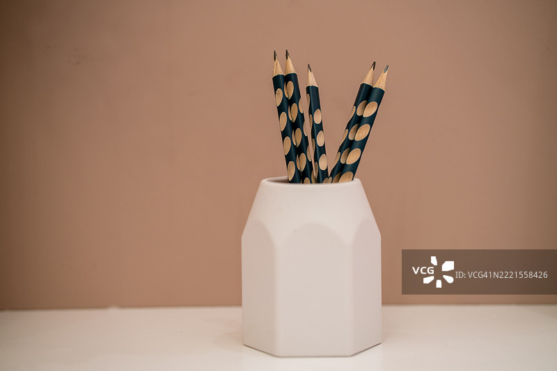 白色六角形容器内装有铅笔图片素材