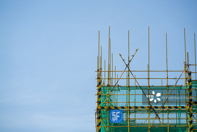 蓝天背景下的建筑脚手架图片素材