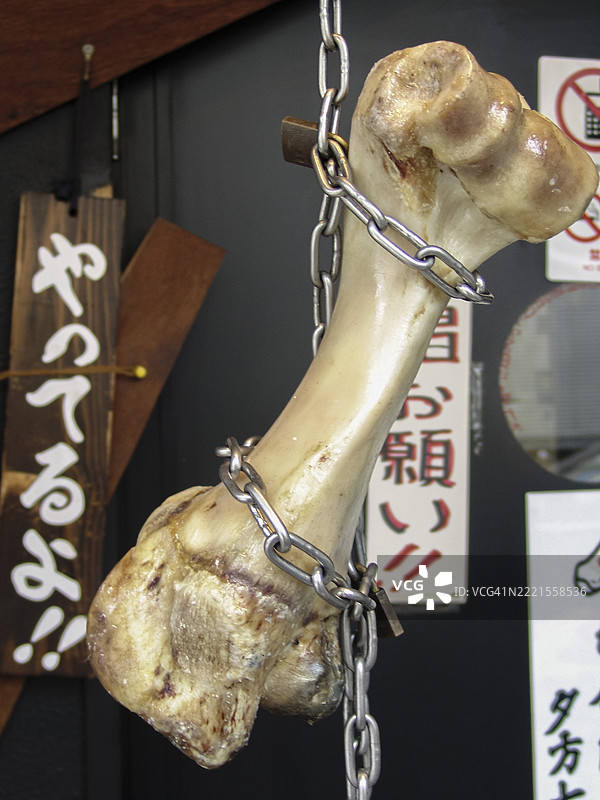 秋叶原一家拉面店外悬挂的大骨展示和日本开放标志图片素材