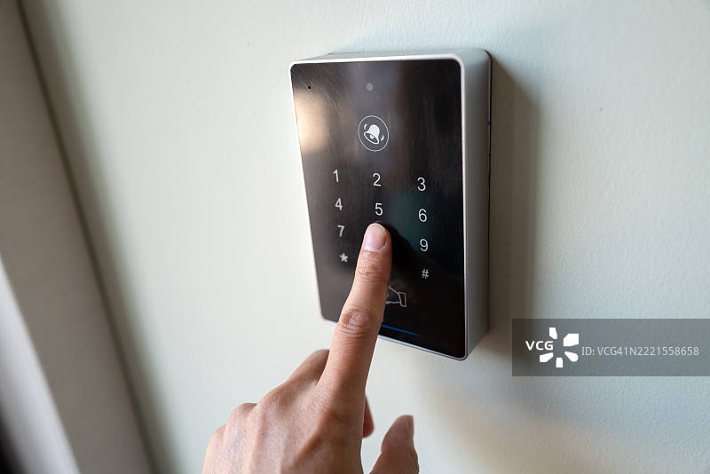 Enter the password on the key card reader图片素材