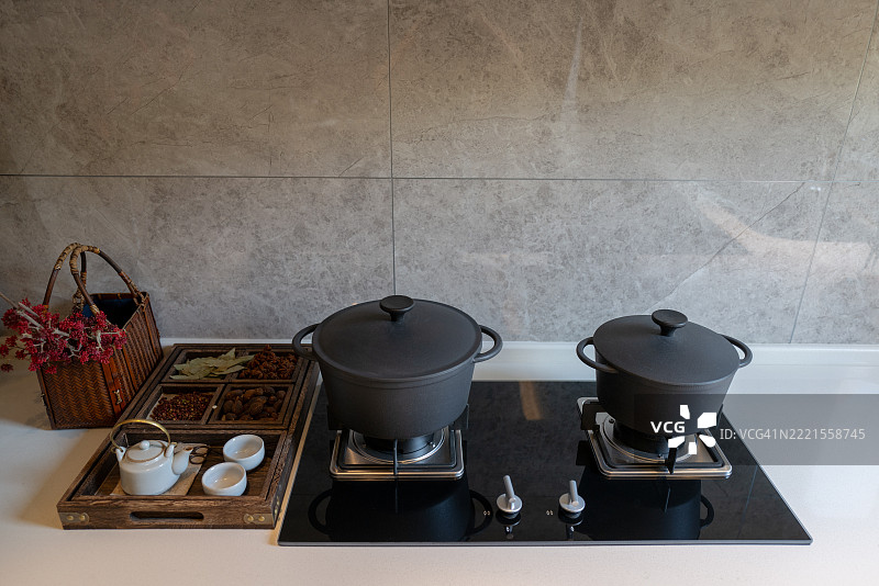 现代厨房布置，配有电磁炉上的炊具图片素材