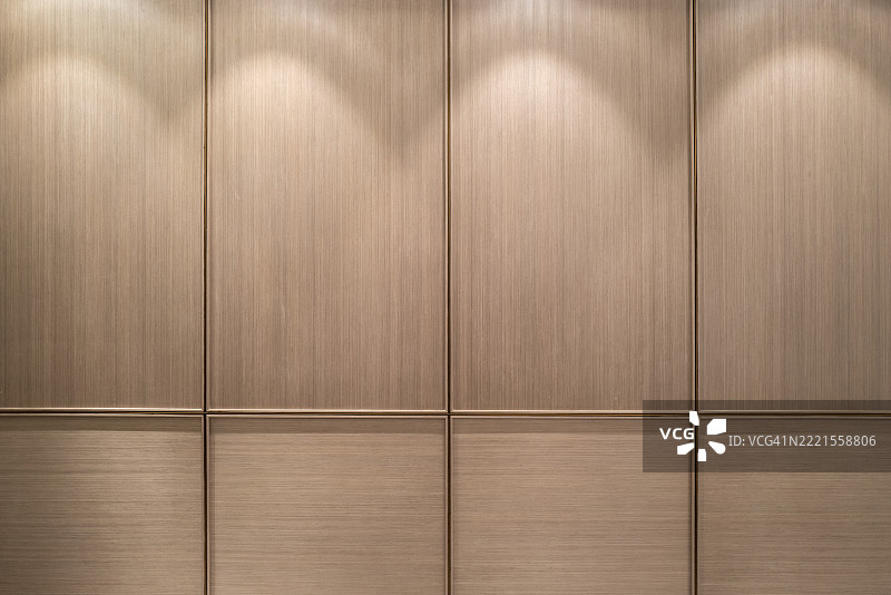 柔和灯光下的木质面板墙图片素材