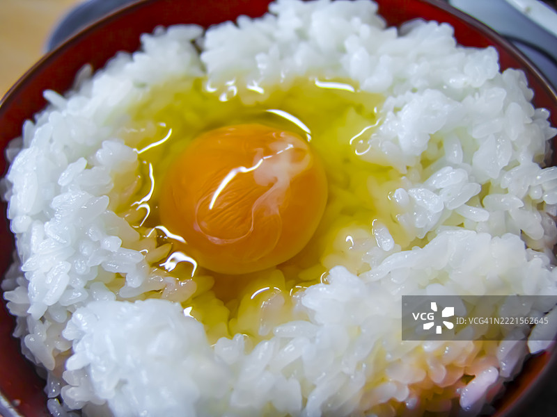 玉子挂饭：生鸡蛋浇在蒸白米饭上图片素材