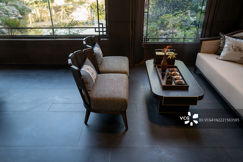 温馨的客厅环境，充满自然光线图片素材