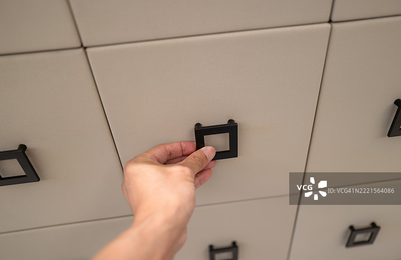 手伸向天花板瓷砖把手图片素材