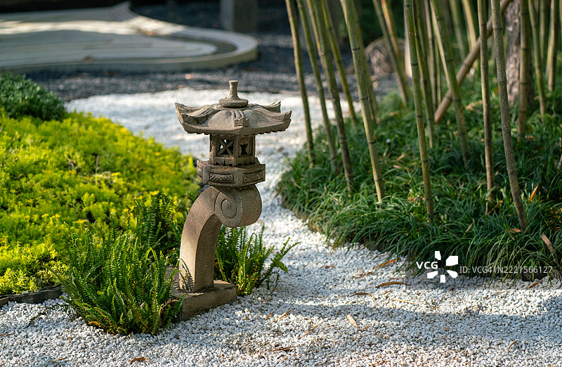 竹林与绿植中的石灯图片素材