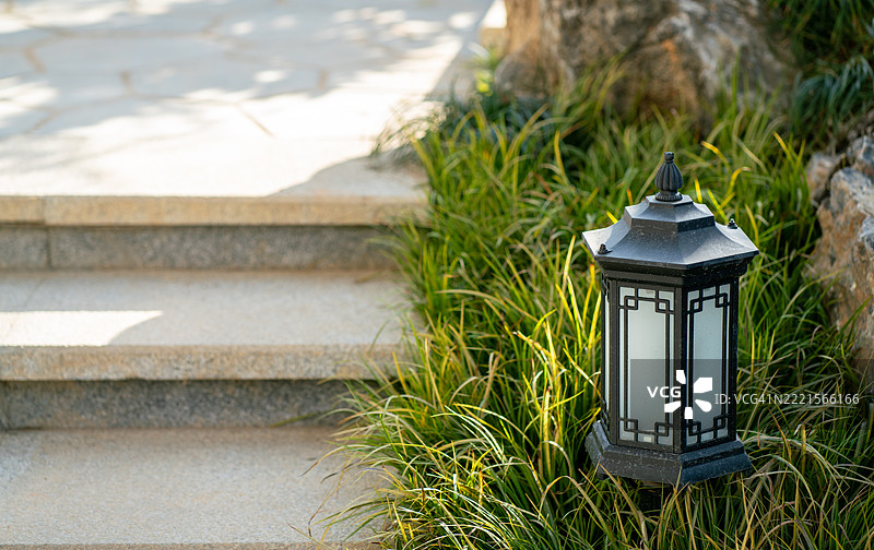 石阶和装饰灯的花园小径图片素材