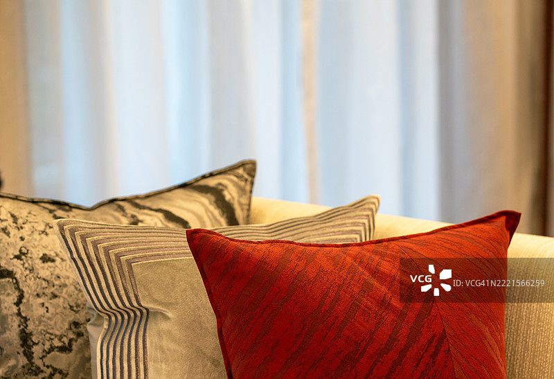 舒适的客厅场景，配有质感抱枕图片素材