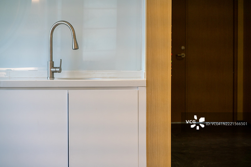 现代厨房水槽与木质橱柜图片素材