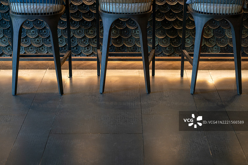 现代独特设计的酒吧椅图片素材