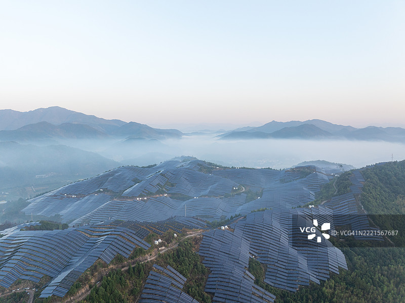 山区太阳能发电厂，雾霭弥漫的氛围图片素材