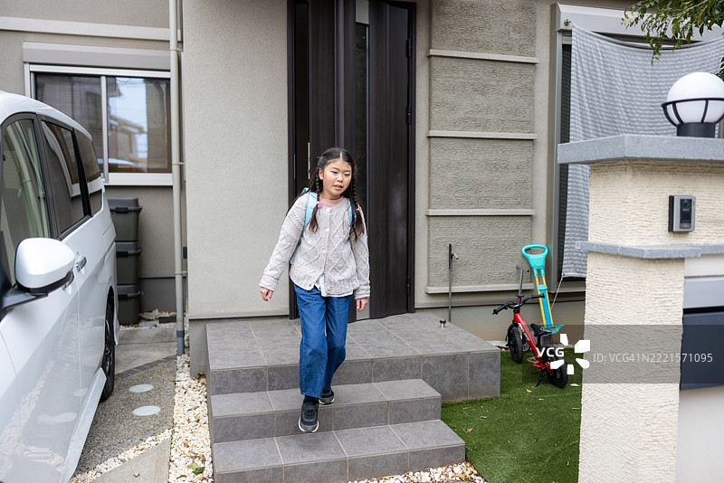 日本的小学生早晨上学图片素材