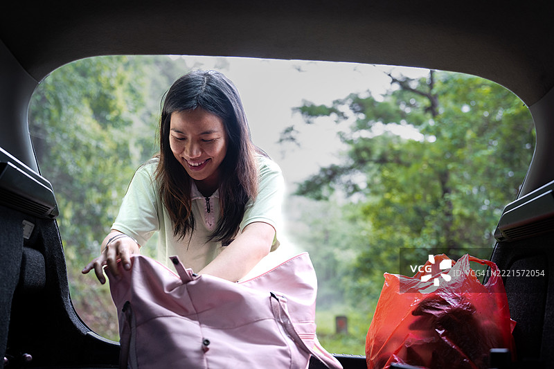 开车前往露营地的女人图片素材