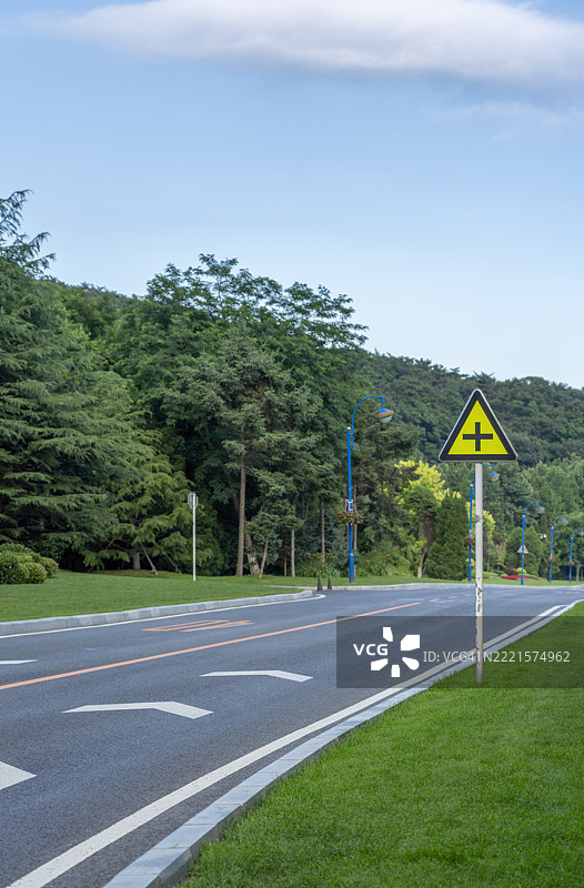 山区的沥青道路图片素材