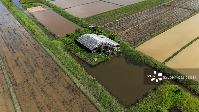 位于泰国乡村农业田野中的一座房屋因强风而受损。图片素材