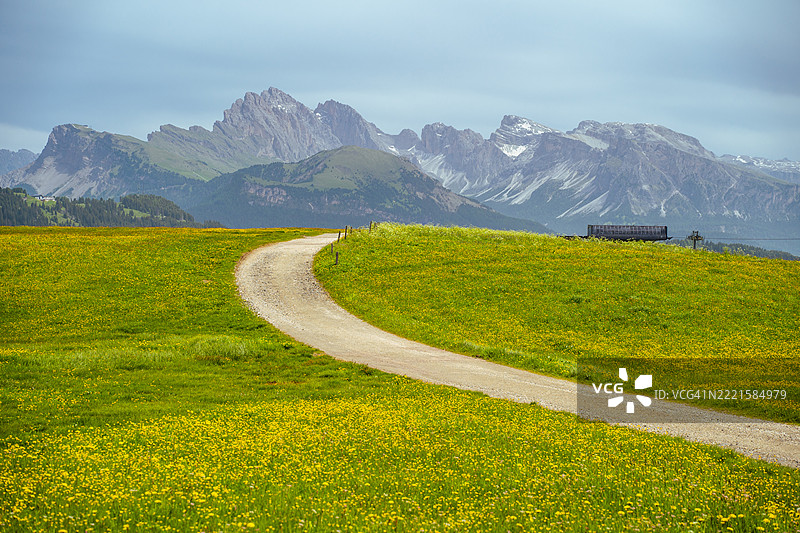 意大利多洛米蒂的阿尔卑斯夏季自然风光图片素材