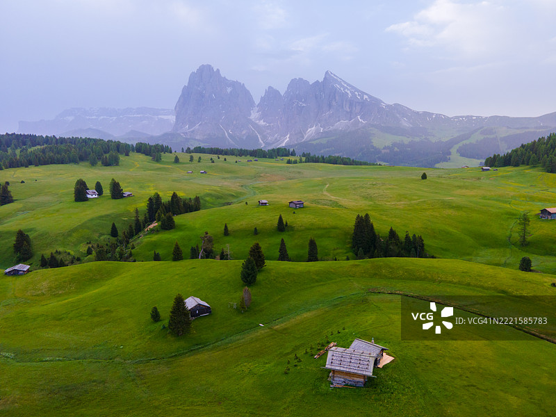 意大利多洛米蒂的阿尔卑斯草甸的美丽空中视角图片素材
