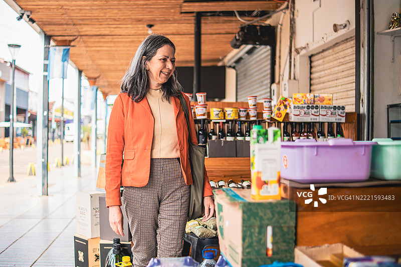 在伊瓜苏港的街市上的女人图片素材