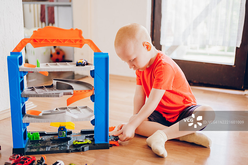 一个男孩在家里玩耍图片素材