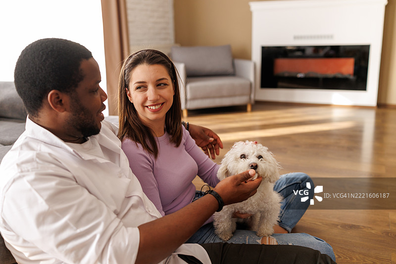 快乐的家庭搬进新家图片素材