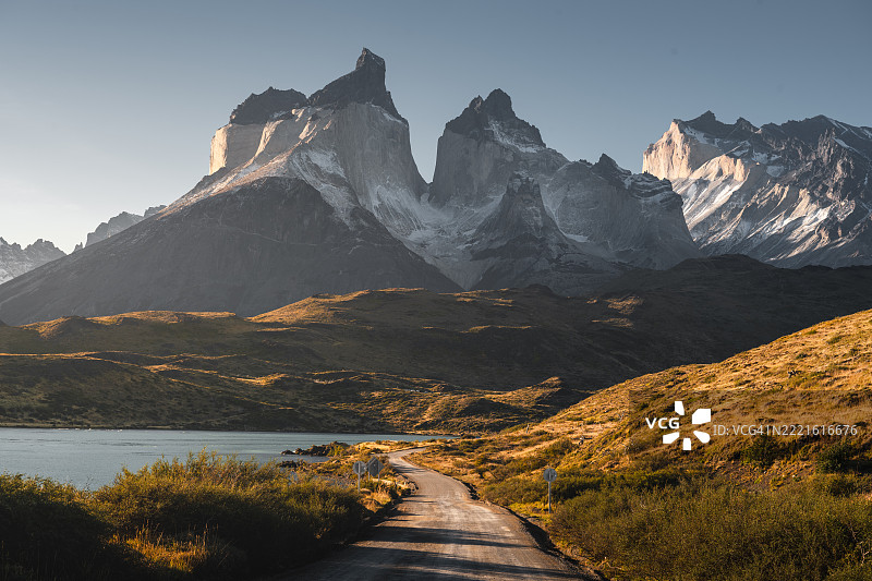 智利佩霍湖周围的海岸碎石路，背景是巴塔哥尼亚山脉。图片素材