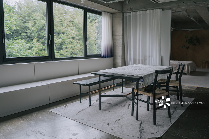现代简约风格的餐厅，充满自然光线和干净的设计图片素材