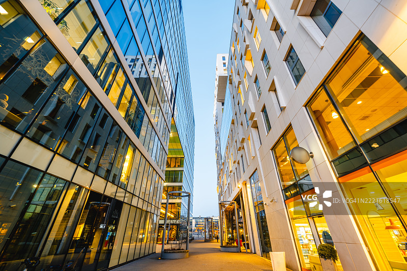 现代城市建筑的玻璃立面反射，挪威奥斯陆图片素材
