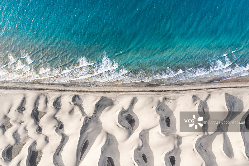 海岸线沙丘的鸟瞰图图片素材