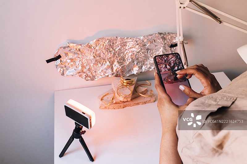 在线卖家为她的网店拍摄珠宝照片图片素材