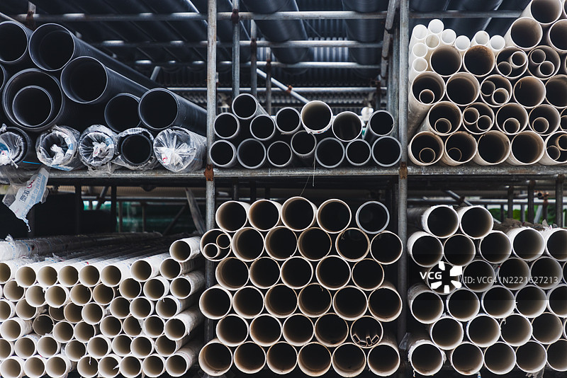 货架上堆放着钢管和PVC管图片素材
