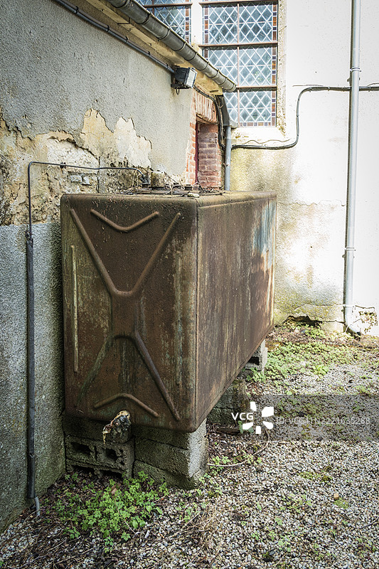 生锈的风化水箱图片素材