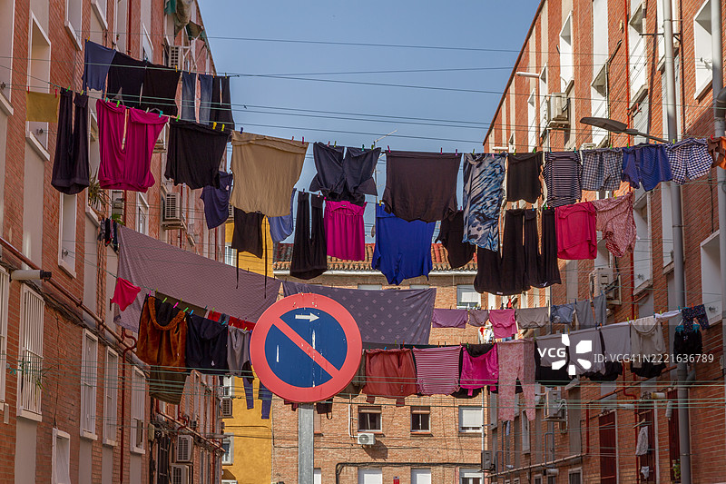 在瓦尔莱卡斯社区晾晒的衣服图片素材