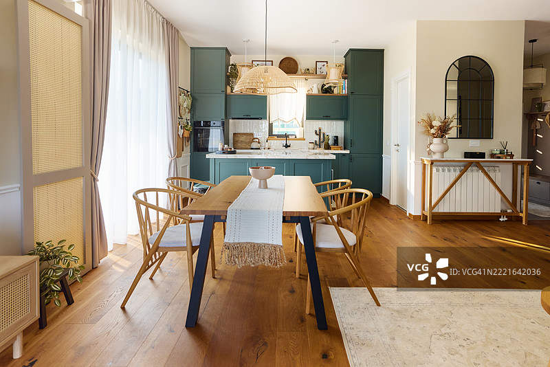 现代餐厅与厨房。图片素材