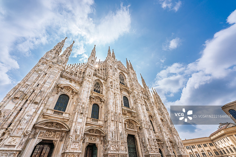 米兰大教堂的哥特式外立面在明亮的天空下图片素材