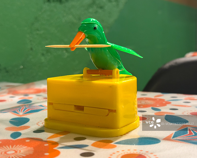 新奇绿色鸟形牙签分配器图片素材