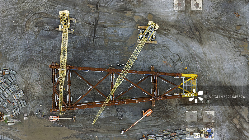 大型油井正在进行维修的鸟瞰图。图片素材
