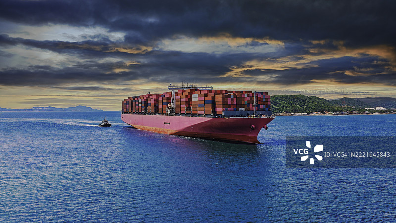 黄昏时分，海上货柜船的鸟瞰图。图片素材