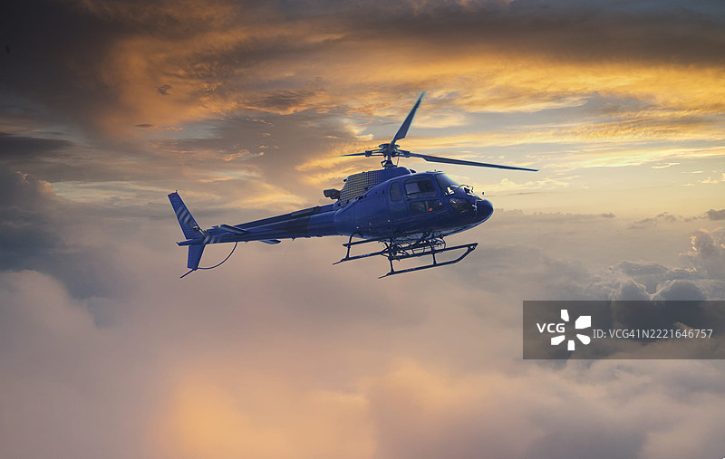 日落时分的直升机飞行图片素材