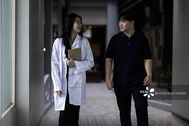 年轻的亚洲医学生在走廊上走动图片素材
