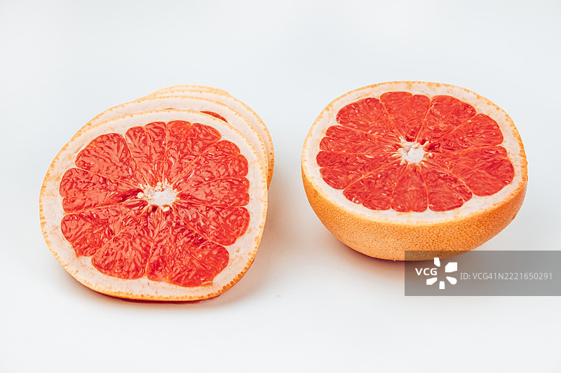 白色背景上的葡萄柚特写。图片素材