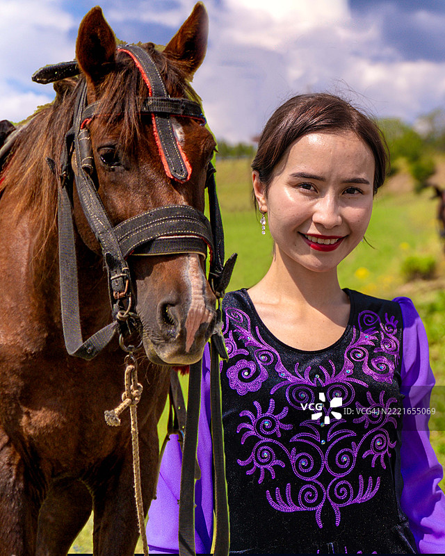 穿着传统中亚服装的情侣在蒙古包前合影图片素材