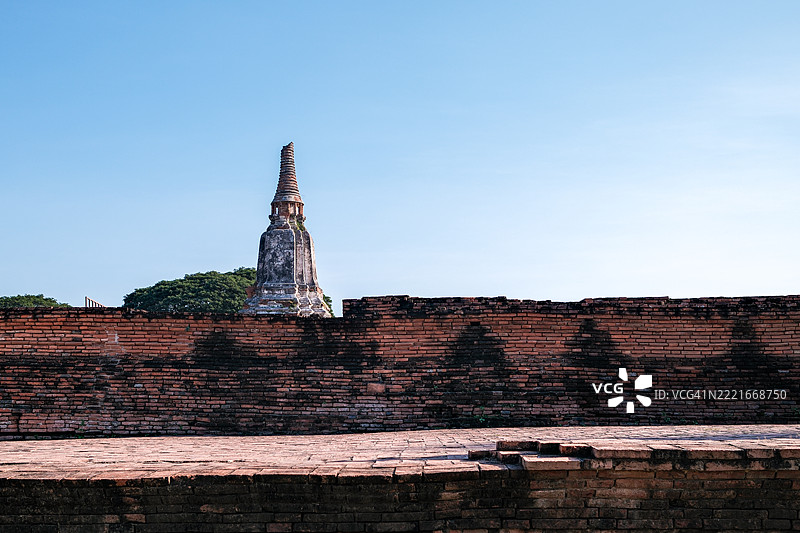 在Wat Chaiwattanaram的清澈蓝天下，古老的古塔屹立。图片素材