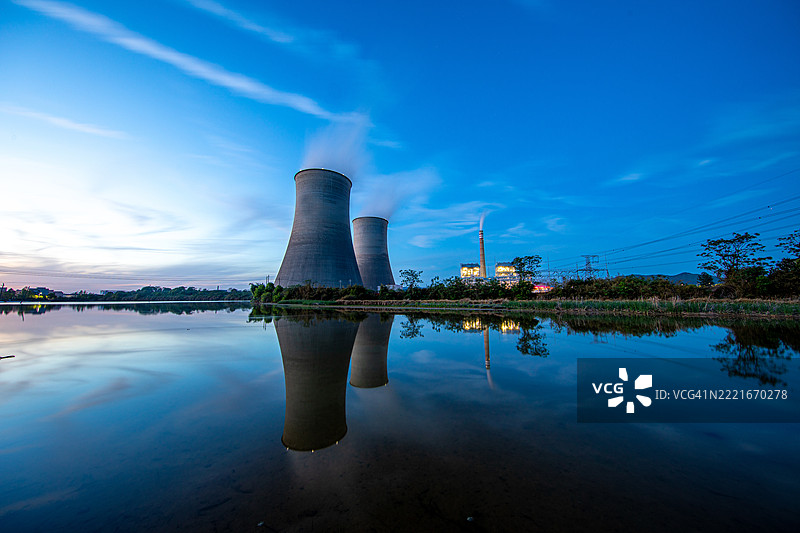 夜间的火力发电厂图片素材