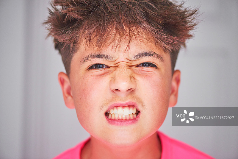 有愤怒问题的青少年。图片素材