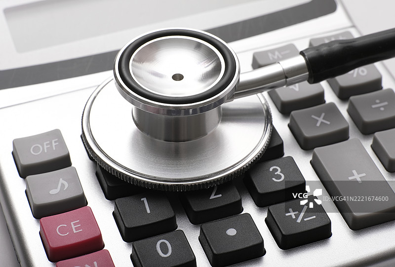 医生的听诊器放在计算器上图片素材